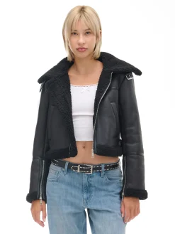 Czarna kurtka biker z kożuchem