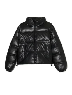 Czarna kurtka puffer z efektem skóry