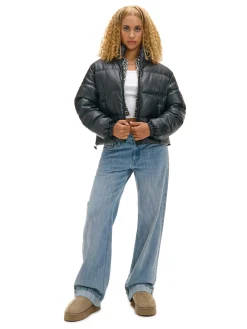 Czarna kurtka puffer z efektem skóry