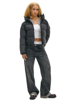 Czarna kurtka puffer z gładkim karczkiem