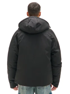 Czarna kurtka puffer z kapturem