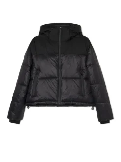 Czarna kurtka puffer z kapturem