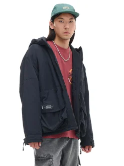 Czarna kurtka z kapturem