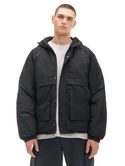 Czarna kurtka z kapturem