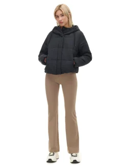 Czarna kurtka z kapturem