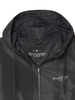 Czarna kurtka z kapturem