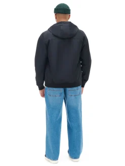 Czarna kurtka z kapturem