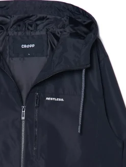 Czarna kurtka z kapturem