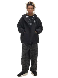 Czarna kurtka z kapturem i nadrukiem