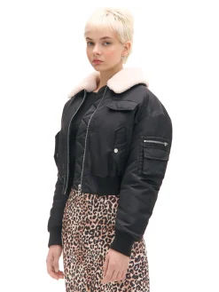 Czarna kurtka z odpinanym kołnierzem