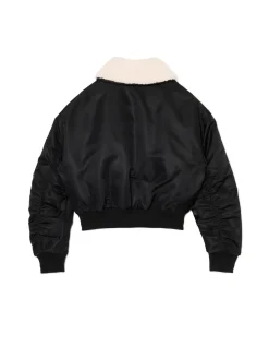 Czarna kurtka z odpinanym kołnierzem