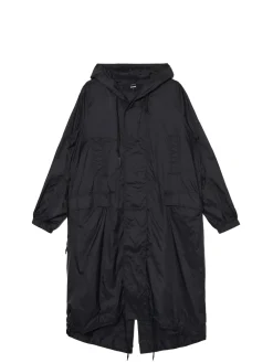 Czarna parka z kapturem
