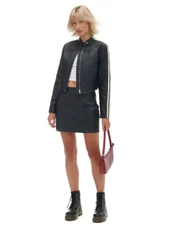 Czarna spódniczka mini z imitacji skóry