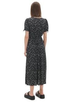 Czarna sukienka midi w kwiaty