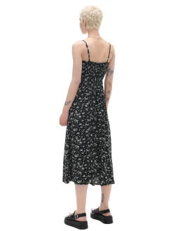 Czarna sukienka midi z motywem kwiatowym