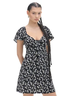 Czarna sukienka mini w stokrotki