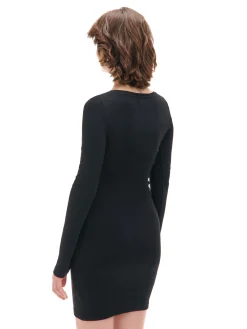 Czarna sukienka mini z długimi rękawami