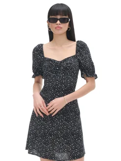 Czarna sukienka mini z motywem kwiatowym