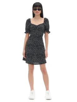 Czarna sukienka mini z motywem kwiatowym