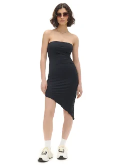 Czarna sukienka z ozdobnym marszczeniem