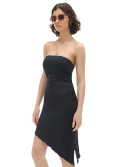 Czarna sukienka z ozdobnym marszczeniem