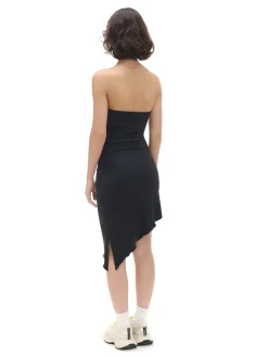 Czarna sukienka z ozdobnym marszczeniem