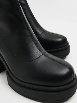 Czarne botki na słupku