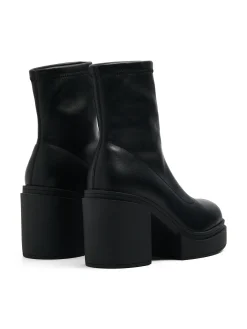 Czarne botki na słupku