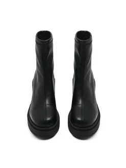 Czarne botki na słupku