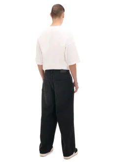 Czarne jeansy skater z efektem sprania