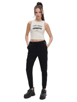 Czarne joggery cargo z łańcuchem