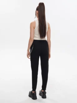 Czarne joggery cargo z łańcuchem