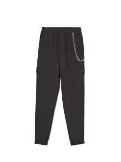 Czarne joggery cargo z łańcuchem