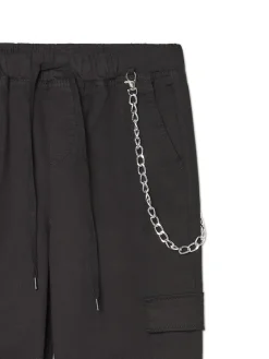 Czarne joggery cargo z łańcuchem
