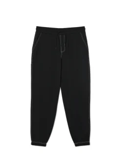 Czarne joggery z białym przeszyciem