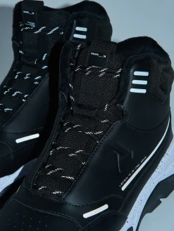 Czarne wysokie sneakersy na zimę