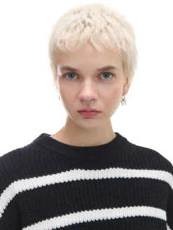 Czarno-biały sweter z szerokim rękawem