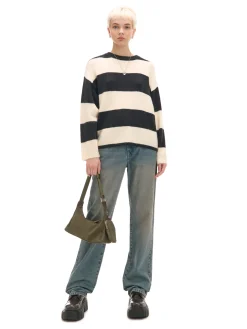 Czarno-kremowy sweter w paski