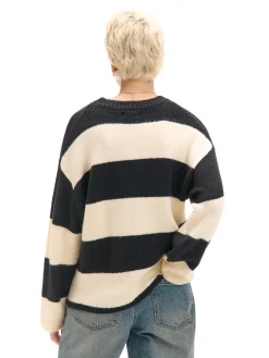 Czarno-kremowy sweter w paski