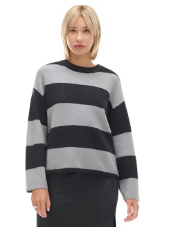 Czarno-szary sweter w paski