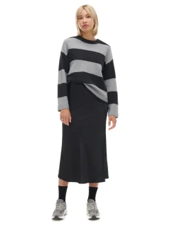 Czarno-szary sweter w paski