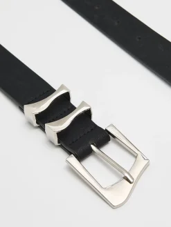 Czarny pasek z dekoracyjną klamrą