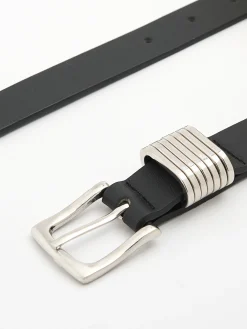 Czarny pasek z metalowymi detalami