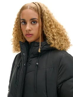 Czarny płaszcz z kapturem