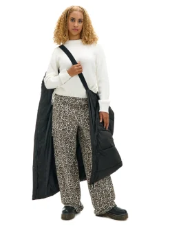 Czarny płaszcz z kapturem