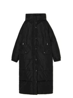 Czarny pikowany płaszcz z kapturem