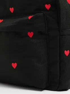 Czarny plecak w serca