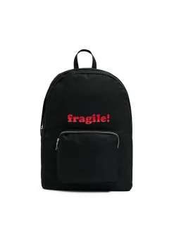 Czarny plecak z napisem