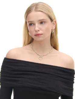 Czarny sweter typu carmen