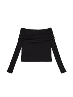 Czarny sweter typu carmen